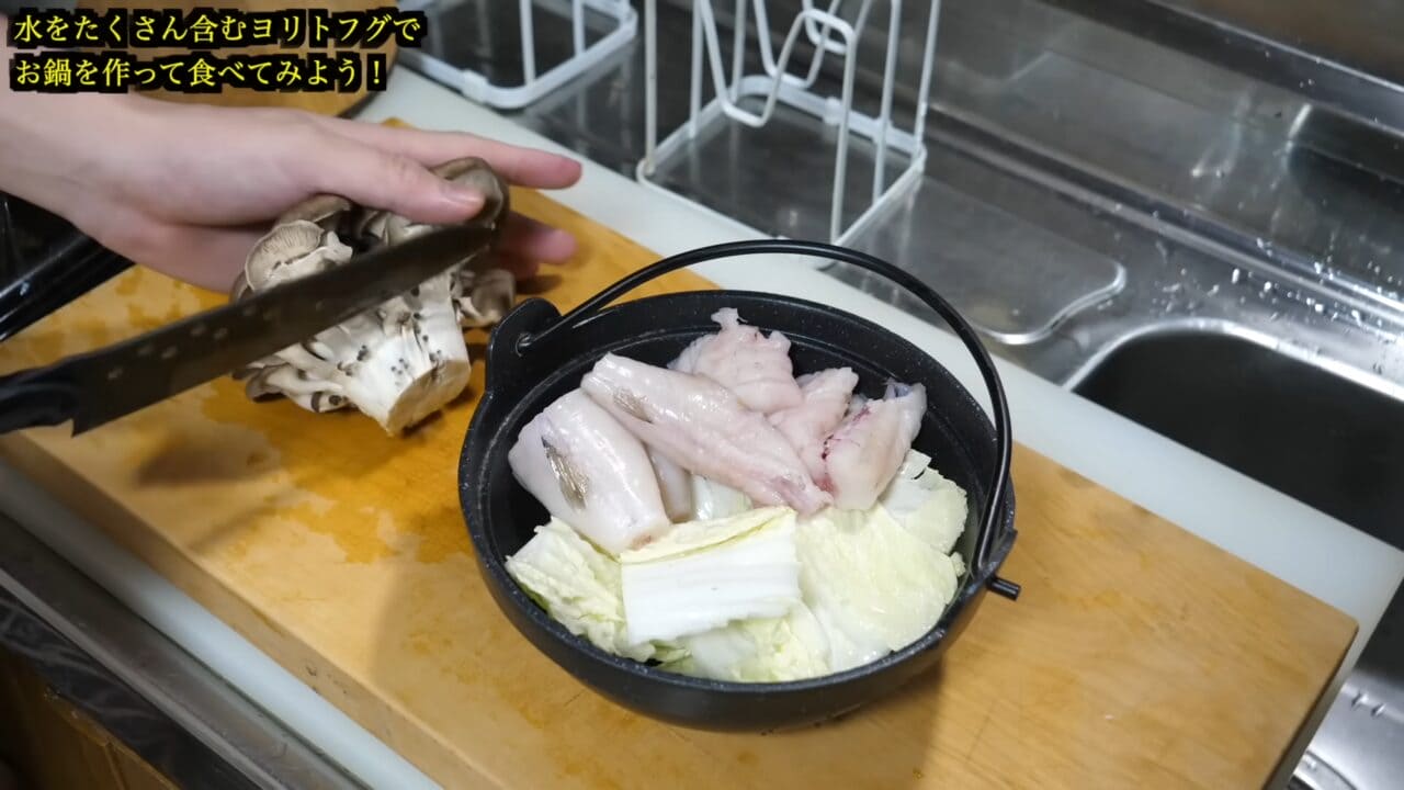 |「かわいすぎて笑った」まな板に並べられた『謎のボール魚』を解体。パンパンに詰まった体から出てきた中身が…。