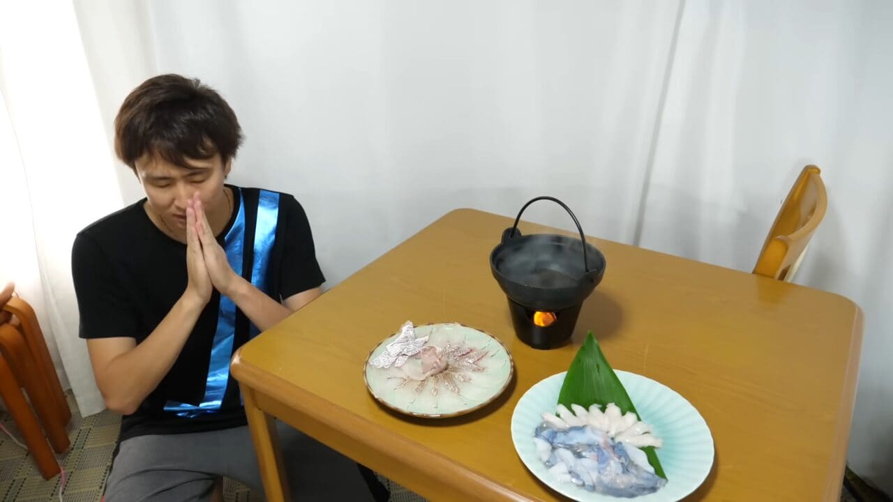 ｜「うわぁー！」全身『水』のフグを割ってみた。出てきた中身に撮影者も驚愕。「こんなの食べてるんだ」「クサい」