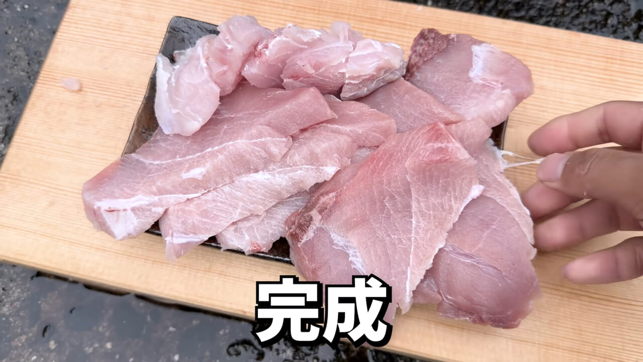 ｜「やばい、コレきたわ…」「人を海へ引きずり込む」世界最大の『化け物アジ』が潜む海の上で3日間過ごしてみたら…。