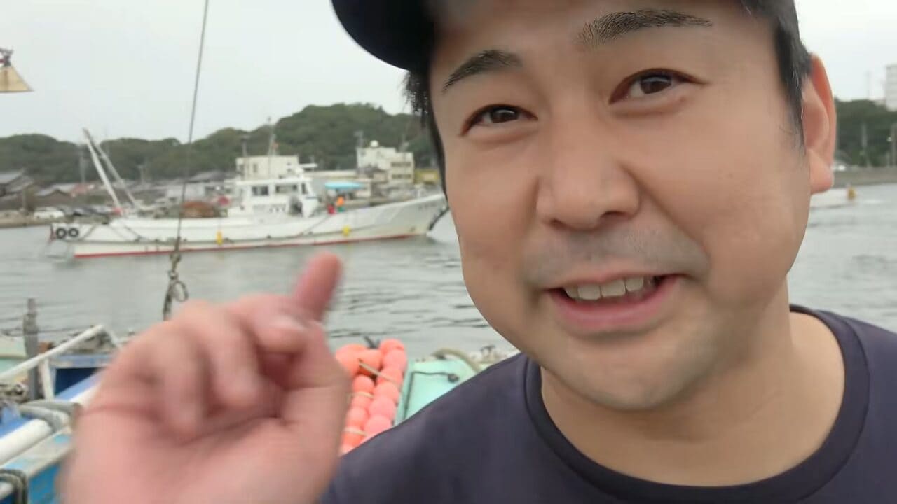 |「異常な臭い」「やばいです」水揚げされた『巨大ザメ』を解体。“ふくれた腹”から出てきた中身に撮影者も困惑。「なんだこれ…」
