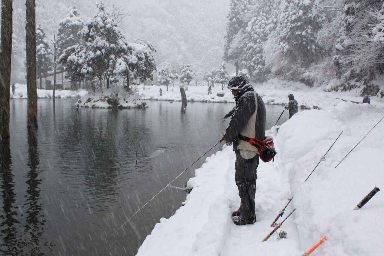 デッドエアー対策で寒くないし動きやすい 冬の釣りに使える重ね着 レイヤリング を実例でご紹介 ルアマガ