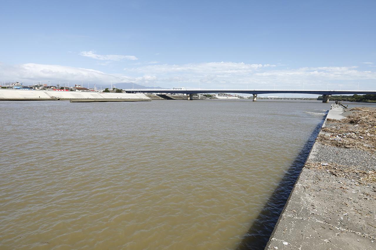 初めてのシーバスは秋の河川で ベイト 流れ 濁り を見極めて釣る ルアマガ