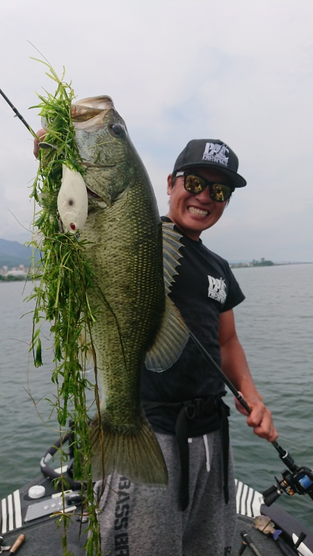 水面爆裂 プロトルアーでキムケンと良型連発 ルアマガプライム スペシャル釣行 In 琵琶湖初日 イヴォークzero 仮 ルアマガ