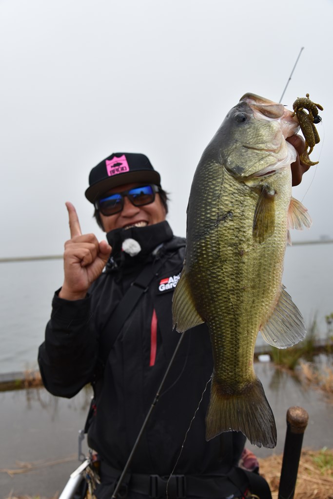 バス 釣り 服 トップ の 色