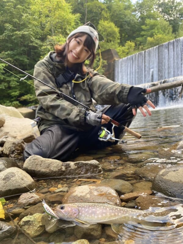 北海道のレインボートラウトゲームにアウトドア女子が挑戦 美しい魚体に思わずうっとり ルアマガプラス
