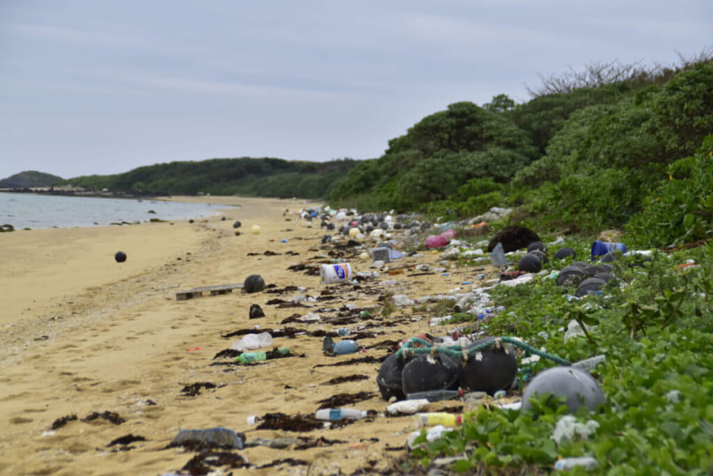 石垣島を覆い尽くす海洋漂着プラスチックごみの現実 大量消費社会を考える ルアマガプラス