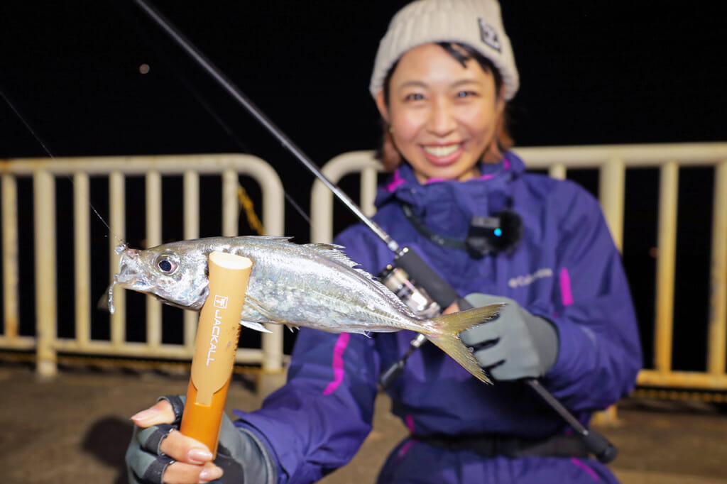 無料の釣り施設で良型アジ連発！ 誰もが見落とすポイント選びの要点を解説します！【ぶんちゃんの『目指せ！ フィッシングクイーン』第7回  大阪湾海釣り施設】│ルアマガプラス